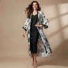 Kimono blanco y negro con estampado floral
