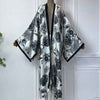 Kimono blanco y negro flores