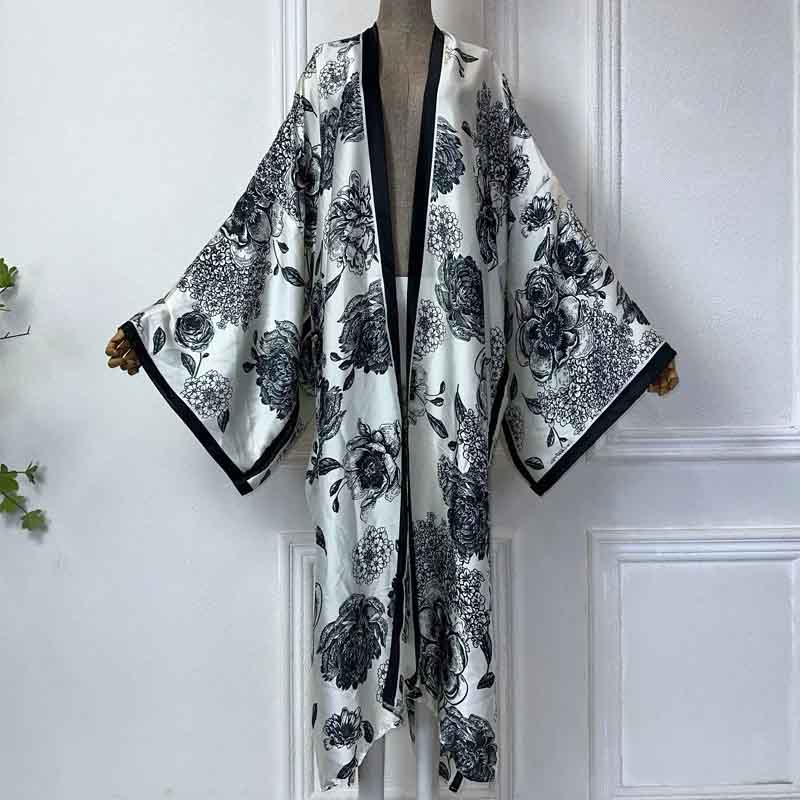 Kimono blanco y negro flores