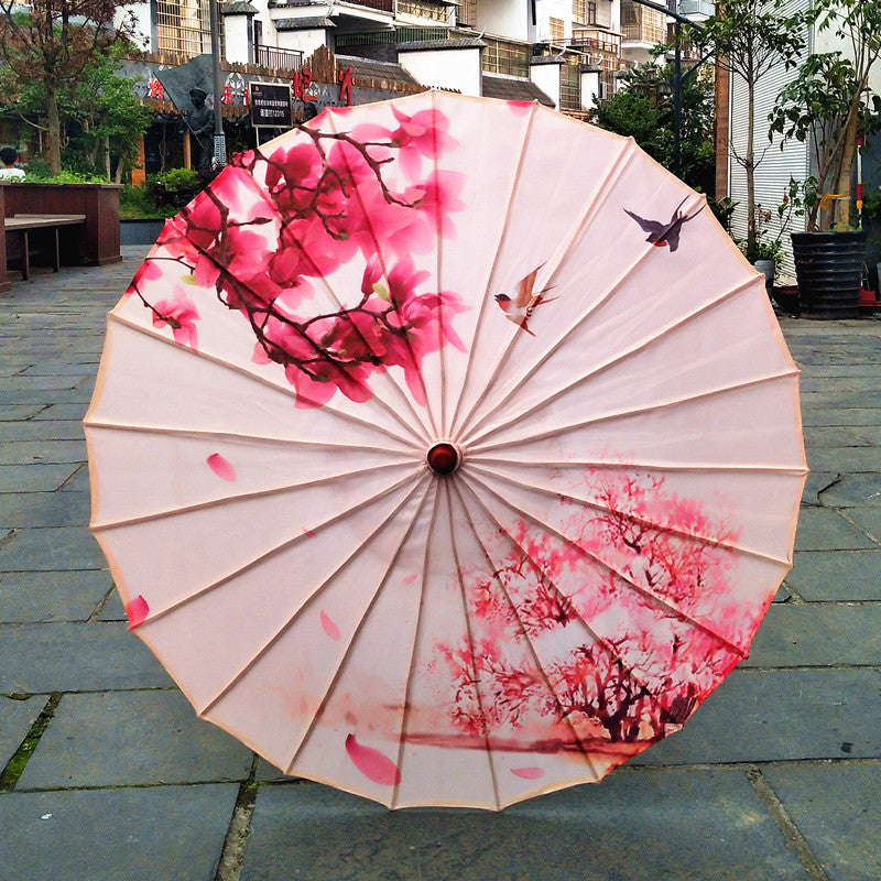 Paraguas de cerezos japoneses en flo