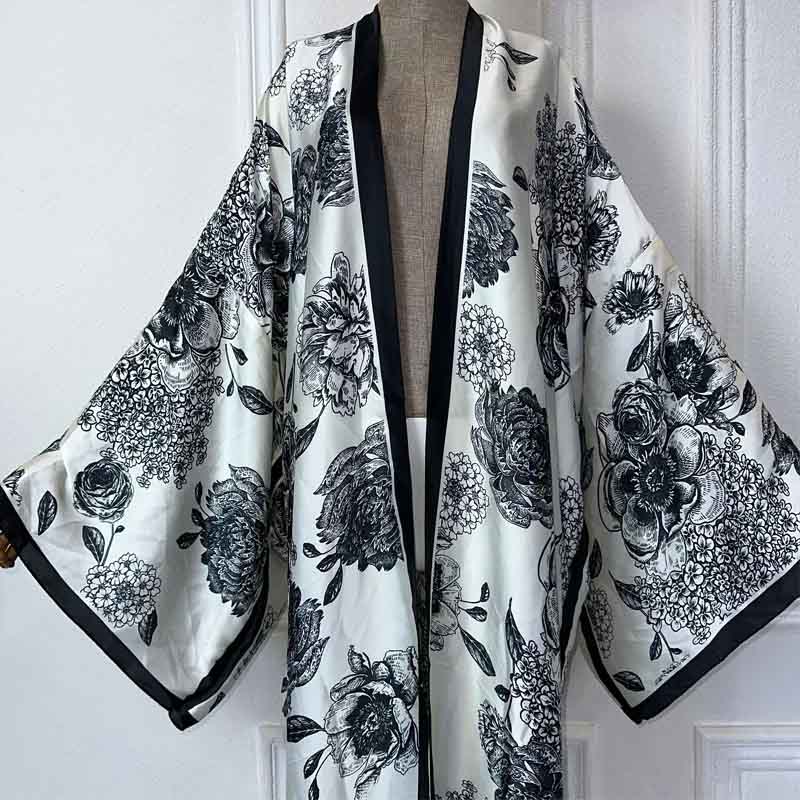 kimono blanco y negro mujer